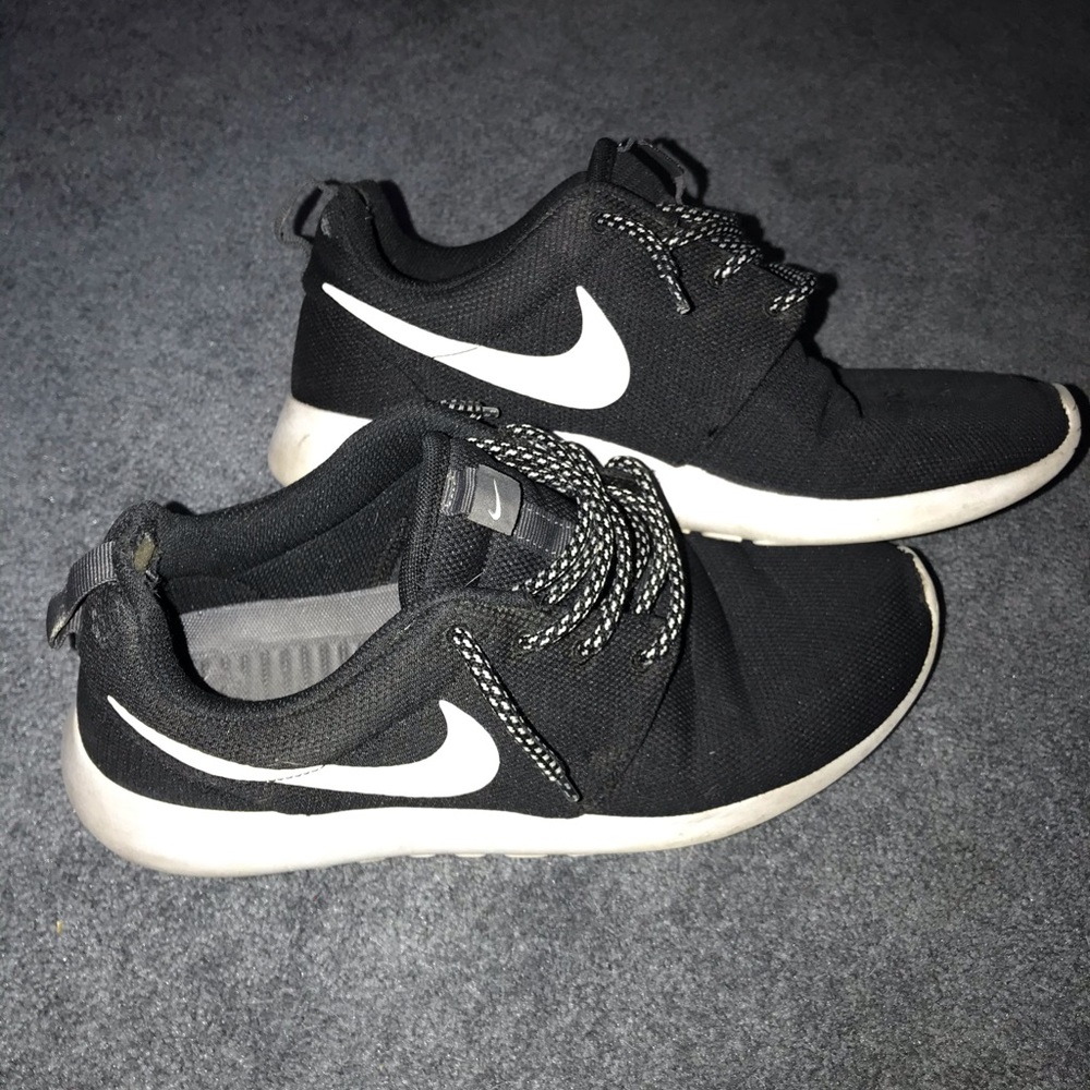 Black Nike Roshe